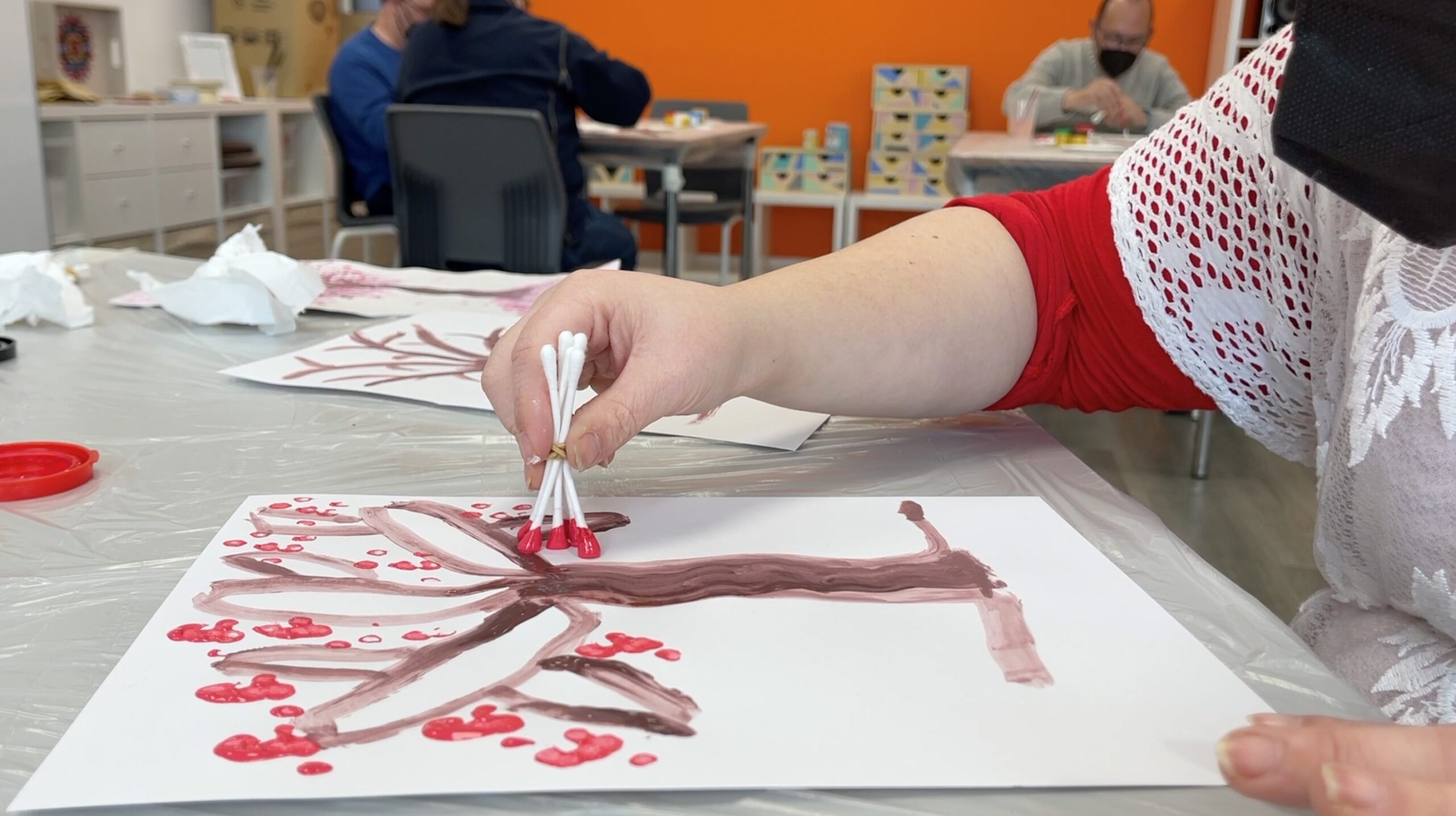 Tutorial: Aprende a dibujar un cerezo con pintura tempera Tcolors y bastoncillos de algodón