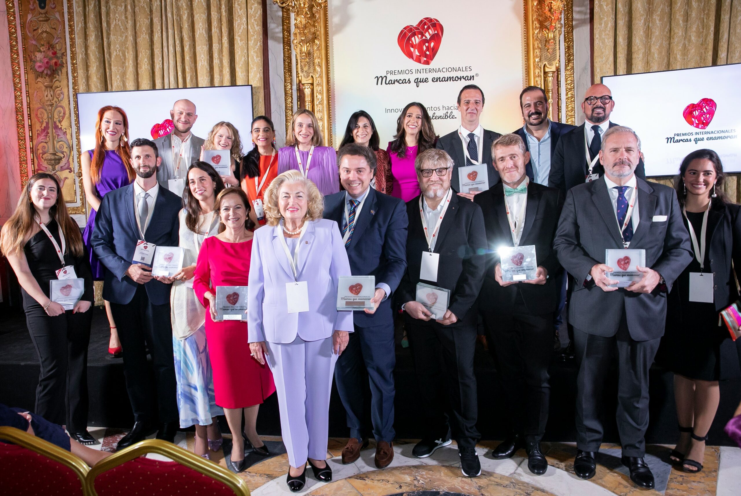 Tcolors la pintura que lo cambia todo: Celebramos el galardón en los premios ‘Marcas que enamoran’